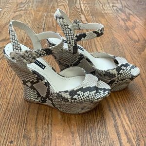 Alice + Olivia White Jana Snake Patterned Sandal Wedges.